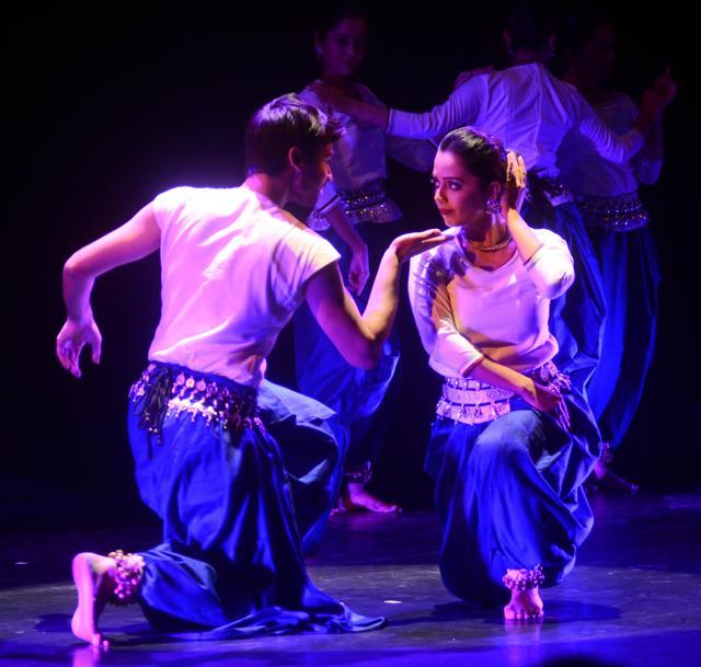 Dancers during a performance of Crossing Oceans (Photo courtesy: Narendra Dangiya ) Dancers during a performance of Crossing Oceans (Photo courtesy: Narendra Dangiya )