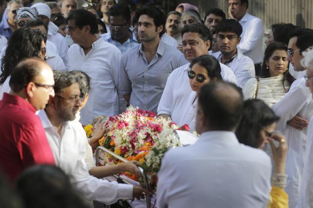 Friends and relatives carry Vinod Khanna’s body during his funeral in Mumbai on Thursday. (AP) Friends and relatives carry Vinod Khanna’s body during his funeral in Mumbai on Thursday. (AP)