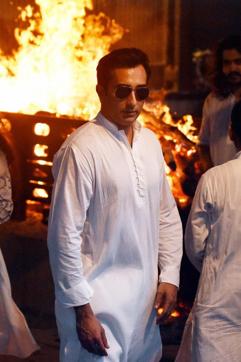 Actor Rahul Khanna during the cremation of his father Vinod Khanna in Mumbai on Thursday. (PTI) Actor Rahul Khanna during the cremation of his father Vinod Khanna in Mumbai on Thursday. (PTI)