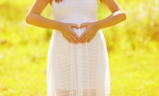 Pregnant women who suffer from heat rash should wear breathable fabrics so to avert sweating. (Shutterstock)