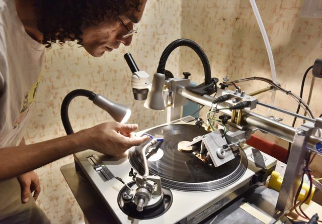 Ankur Malhotra making LPs (for the first time in India since the production of LPs stopped in the 1980s) at Gurgaon. (Sanjeev Verma/HT Photo) Ankur Malhotra making LPs (for the first time in India since the production of LPs stopped in the 1980s) at Gurgaon. (Sanjeev Verma/HT Photo)