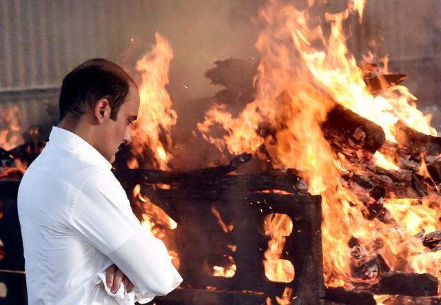 Akshay Khanna during the cremation of his father veteran actor Vinod Khanna in Mumbai on Thursday. (PTI) Akshay Khanna during the cremation of his father veteran actor Vinod Khanna in Mumbai on Thursday. (PTI)