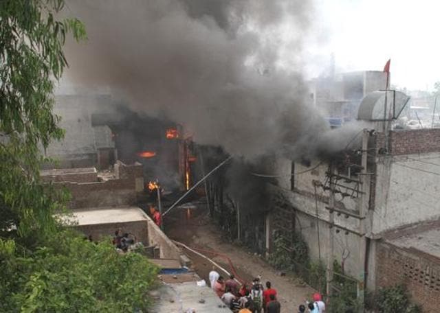 The factory on fire in Ludhiana on Saturday, April 29. (JS Grewal/HT) The factory on fire in Ludhiana on Saturday, April 29. (JS Grewal/HT)