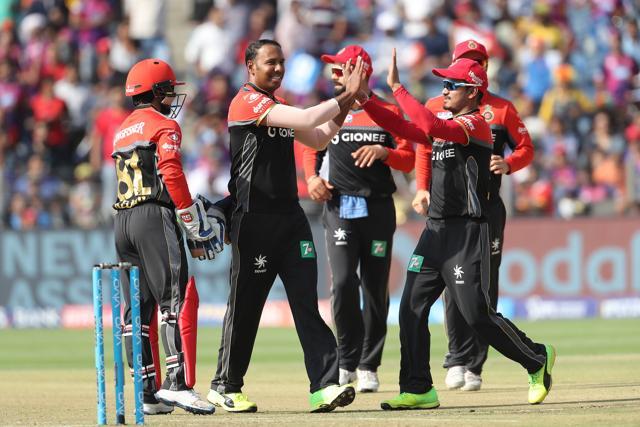 Samuel Badree got the wicket of Ajinkya Rahane cheaply as RCB struck early. (BCCI)