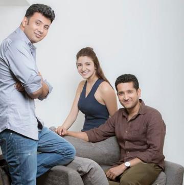 Director Prosit with Anushka Sharma and Prosenjit Chatterjee.