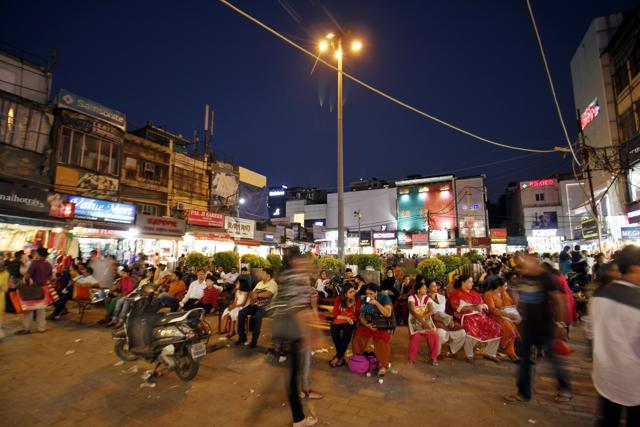 Busy evening in Lajpat Nagar, where restaurants frequently get requests from women needing a washroom. (Hindustan Times) Busy evening in Lajpat Nagar, where restaurants frequently get requests from women needing a washroom. (Hindustan Times)