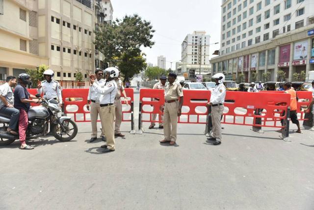 The Goregaon-Malad Link road is turned into a one-way route from Pandurang wadi junction to MTNL junction . (Pratham Gokhale/HT) The Goregaon-Malad Link road is turned into a one-way route from Pandurang wadi junction to MTNL junction . (Pratham Gokhale/HT)