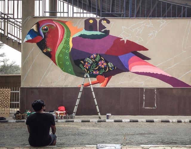 An onlooker in front of the recently painted maina, outside Arjan Garh Metro Station. An onlooker in front of the recently painted maina, outside Arjan Garh Metro Station.