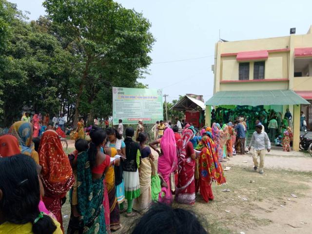 Women standing in queue for ration card in Purnia (Shailendra Sunny, Hindustan Times) Women standing in queue for ration card in Purnia (Shailendra Sunny, Hindustan Times)