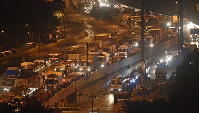 Traffic snarls were witnessed as the WEH was shut. (Pratham Gokhale/HT) Traffic snarls were witnessed as the WEH was shut. (Pratham Gokhale/HT)