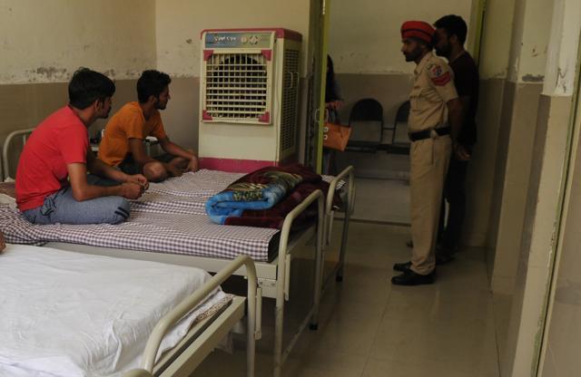 Two brothers, residents of Talwandi Sabo, undergoing treatment at the de-addiction centre of the Bathinda civil hospital. (Anil Dayal/HT Photo) Two brothers, residents of Talwandi Sabo, undergoing treatment at the de-addiction centre of the Bathinda civil hospital. (Anil Dayal/HT Photo)