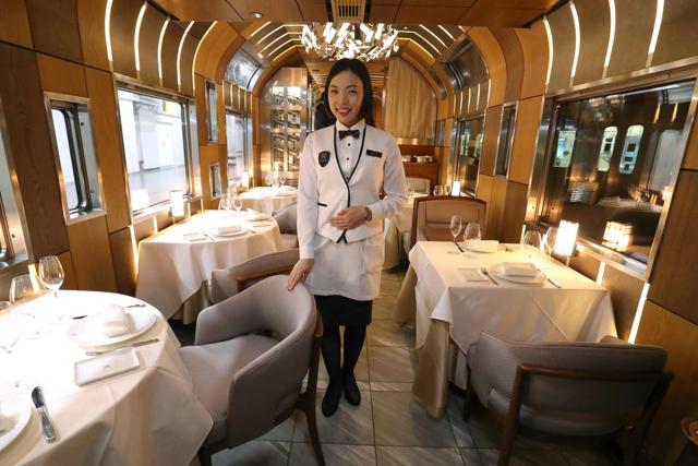 Sky View 10 000 Room Here S What You Can Enjoy On The Japanese Luxury Train Travel Hindustan Times