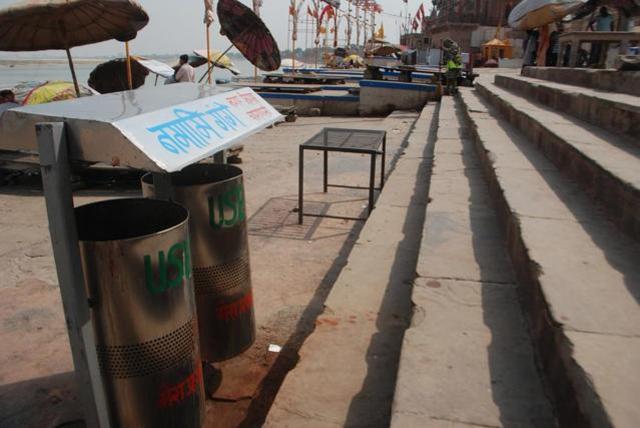 Dust bins installed at the ghats of Varanasi. (Rajesh Kumar /HT Photo) Dust bins installed at the ghats of Varanasi. (Rajesh Kumar /HT Photo)