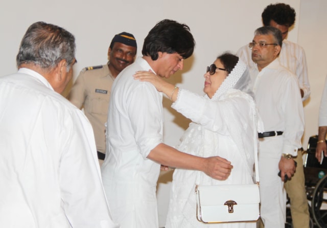 Shah Rukh Khan met Farida Jalal at the prayer meet. (Photo: Prodip Guha/HT)