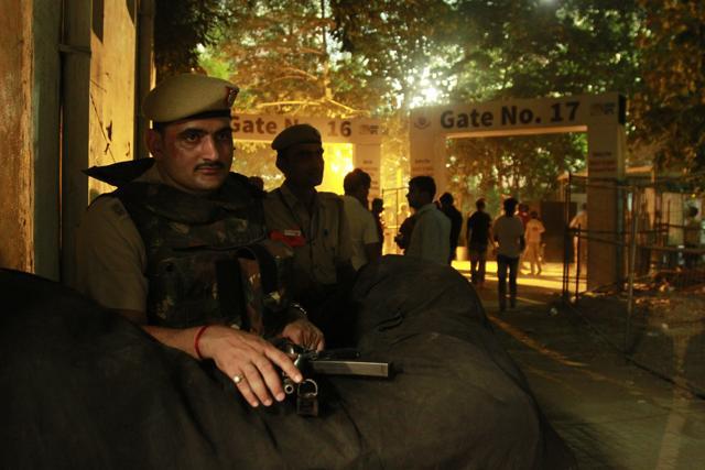 Policemen are at their posts outside Feroz Shah Kotla by 4pm in the evening for a 7pm match. (Waseem Gashroo/HT Photo)