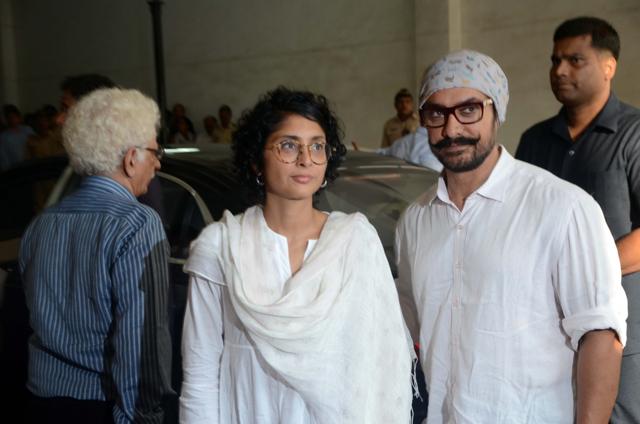 Aamir Khan and Kiran Rao at Vinod Khanna’s prayer meet. (IANS)