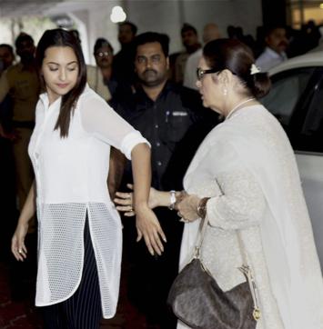 Actor Sonakshi Sinha with mother Poonam Sinha. (PTI)