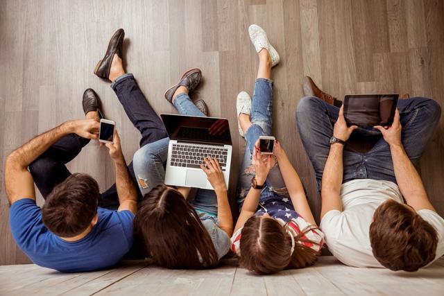 The researchers noticed that on days when young people used their devices more, they were more likely to experience behavioural problems such as lying and fighting. (Shutterstock) The researchers noticed that on days when young people used their devices more, they were more likely to experience behavioural problems such as lying and fighting. (Shutterstock)