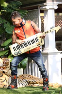 Sukhwinder Singh doesn’t feel there is anything wrong with actors performing with international artistes when they come to India. (HT Photo)