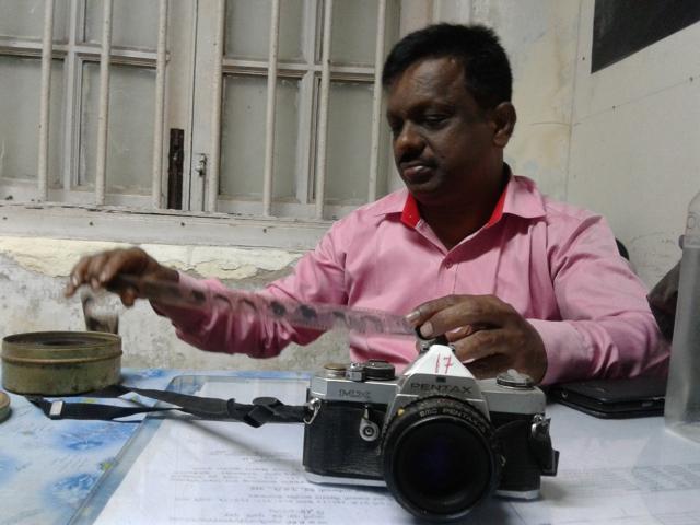 Amarpal Palwe, a senior police photographer with the Mumbai police, displaying an old black and white cameras used by the police in the ’80s. (Paramita Ghosh / HT Photo) Amarpal Palwe, a senior police photographer with the Mumbai police, displaying an old black and white cameras used by the police in the ’80s. (Paramita Ghosh / HT Photo)