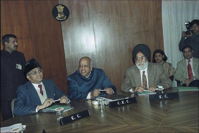 TN Seshan (centre) at an Election Commission Meeting on 11 January, 1996. (HC Tiwari/HT Photo) TN Seshan (centre) at an Election Commission Meeting on 11 January, 1996. (HC Tiwari/HT Photo)