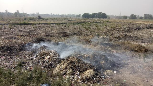 Garbage is burnt at a dumping ground near Gonda-Faizabad bypass in Gonda. (Deepak Gupta/HT) Garbage is burnt at a dumping ground near Gonda-Faizabad bypass in Gonda. (Deepak Gupta/HT)