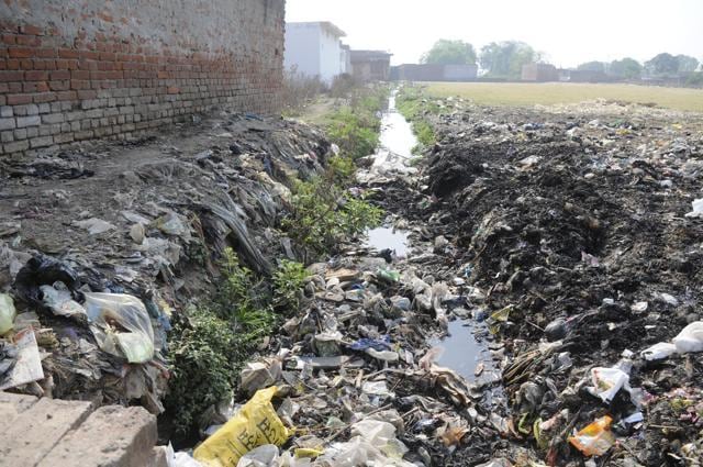 A drainage for sewage is strewn with garbage-filled plastic packets, choking the channel in Gonda. (Deepak Gupta/HT PHOTO) A drainage for sewage is strewn with garbage-filled plastic packets, choking the channel in Gonda. (Deepak Gupta/HT PHOTO)
