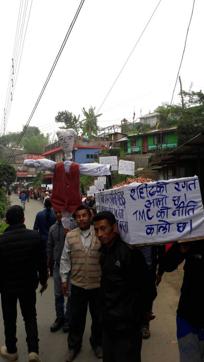 Agitators protesting against Trinamool minister’s remark in Friday’s meeting. (HT Photo) Agitators protesting against Trinamool minister’s remark in Friday’s meeting. (HT Photo)