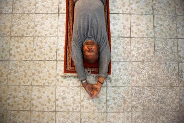 Nepali mountain climber Min Bahadur Sherchan, 86, who will attempt to climb Everest to become the oldest person to conquer the world's highest mountain, performs yoga in Kathmandu, Nepal April 12, 2017. (REUTERS File Photo) Nepali mountain climber Min Bahadur Sherchan, 86, who will attempt to climb Everest to become the oldest person to conquer the world's highest mountain, performs yoga in Kathmandu, Nepal April 12, 2017. (REUTERS File Photo)
