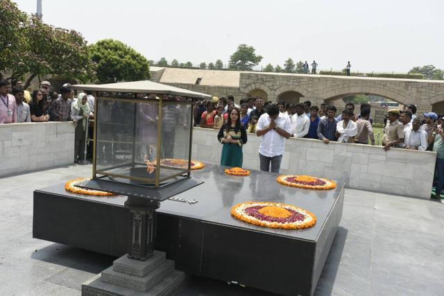 Kapil Mishra with his wife at MK Gandhi’s samadhi at Rajghat in New Delhi on Sunday. (Sone Mehta/HT Photo) Kapil Mishra with his wife at MK Gandhi’s samadhi at Rajghat in New Delhi on Sunday. (Sone Mehta/HT Photo)