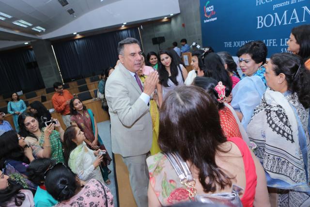 Boman took upon himself, to make the photographer get a perfect picture, by arranging the ladies in rows.