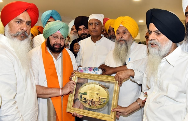 Amarinder being honoured at Golden Temple on Monday. (Sameer Sehgal/HT Photo) Amarinder being honoured at Golden Temple on Monday. (Sameer Sehgal/HT Photo)