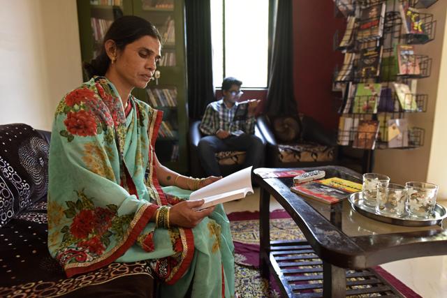 Villagers are so excited about the state government’s book village initiative, they’re serving fresh strawberries and juice to visitors. Manda Sham Bhilare, a strawberry farmer who lives alone and has a library in her home, says she doesn’t miss her children any more, thanks to the project. “My house has sports and children’s books so I am entertaining children daily,” she says. (Pratik Chorge / HT Photo)