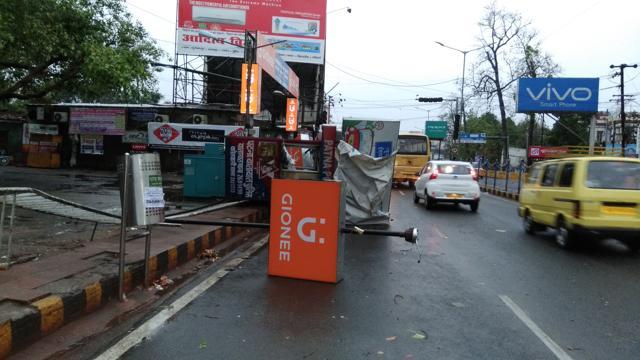 A temporary police shelter and advertising pole which was damaged at Maurya Lok following thunderstorm in Patna on Tuesday morning. (Ruchir Kumar/HT photo) A temporary police shelter and advertising pole which was damaged at Maurya Lok following thunderstorm in Patna on Tuesday morning. (Ruchir Kumar/HT photo)