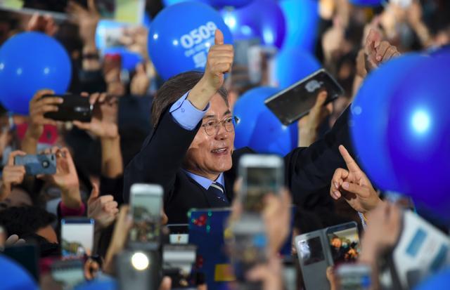 South Korean presidential candidate Moon Jae-In (C) of the Democratic Party greets his supporters during his election campaign in Seoul on May 8, 2017. (AFP Photo) South Korean presidential candidate Moon Jae-In (C) of the Democratic Party greets his supporters during his election campaign in Seoul on May 8, 2017. (AFP Photo)
