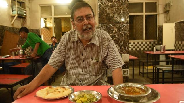 Javed’s shop, which opens only in the evenings, is in the Zakir Nagar Market near the main masjid in the area. Pictures here is Rahul with his favourite nihari.