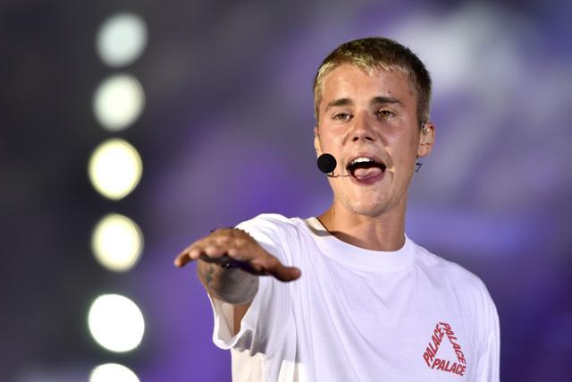 The popstar asks the crowd if they want to be his baby. Fans go ballistic. (Pratik Chorge/HT )