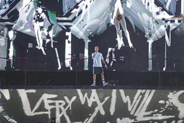 Popstar Justin Bieber gets the crowd swaying in time to the rhythm of his songs. (Pratik Chorge/HT )