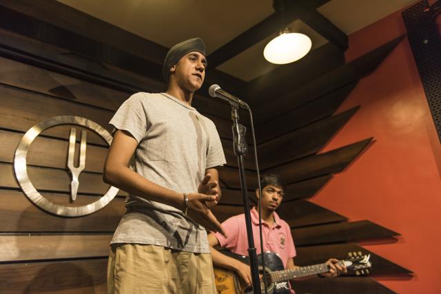 oet Simar Singh during a performancce at Tuning fork, Khar. (Aalok Soni/ Hindustan Times. Location courtesy: Tuning Fork, Khar)