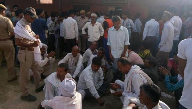 People gather in front of a morgue in Bharatpur after the tragedy on Wednesday night. (HT Photo) People gather in front of a morgue in Bharatpur after the tragedy on Wednesday night. (HT Photo)