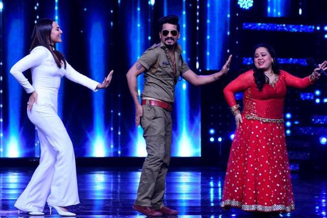 Sonakshi Sinha matches steps with Bharti Singh and Haarsh Limbachiya on Nach Baliye 8. Sonakshi Sinha matches steps with Bharti Singh and Haarsh Limbachiya on Nach Baliye 8.