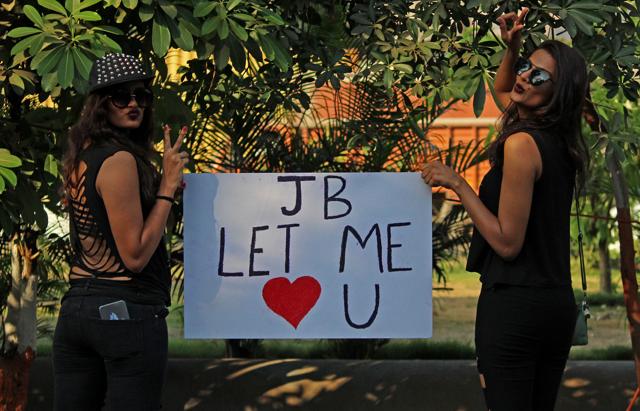 Fans pose outside DY Patil Stadium holding placards for Justin Bieber on Wednesday. (Hindustan Times) Fans pose outside DY Patil Stadium holding placards for Justin Bieber on Wednesday. (Hindustan Times)