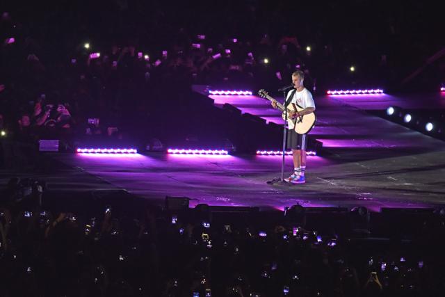 Canadian pop singer Justin Bieber performs DY Patil stadium in Nerul on Wednesday. (Pratik Chorge/HT Photo)