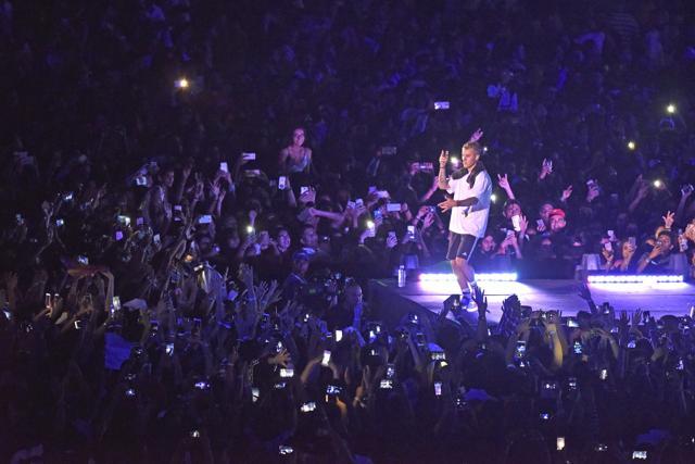 Bieber gestures at the audience during his performance DY Patil stadium at Nerul on Wednesday. (Pratik Chorge/HT Photo)