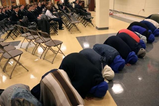 Students from the MDQ Academy Islamic School participate in daily prayers while students from Saint Anthony’s High School observe during a field trip at the Roman Catholic school in Huntington, New York, U.S., April 26, 2017. (Reuters Photo) Students from the MDQ Academy Islamic School participate in daily prayers while students from Saint Anthony’s High School observe during a field trip at the Roman Catholic school in Huntington, New York, U.S., April 26, 2017. (Reuters Photo)