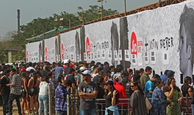 Beliebers wait for the event to start. (SATYABRATA TRIPATHY/HT) Beliebers wait for the event to start. (SATYABRATA TRIPATHY/HT)