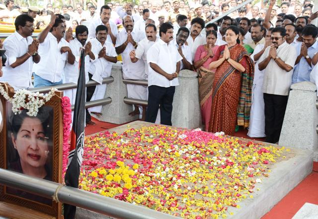 VK Sasikala offers prayers at Jayalalitha Memorial at Marina beach. (HT Photo) VK Sasikala offers prayers at Jayalalitha Memorial at Marina beach. (HT Photo)