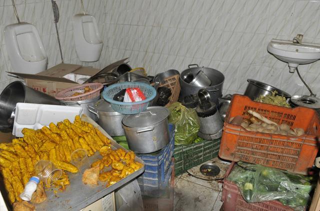 Utensils and other items lying scattered at the canteen near the urinals. (Gurminder Singh/HT Photo) Utensils and other items lying scattered at the canteen near the urinals. (Gurminder Singh/HT Photo)