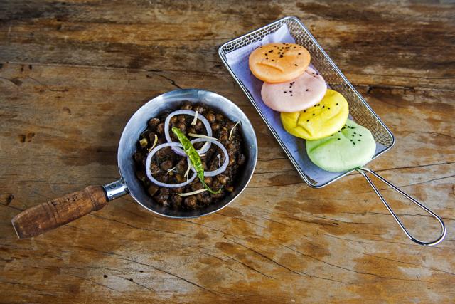 The pind de chole was undercooked and the gravy had the harsh bite of raw masala. The less said about the ‘rang birangey kulchey’, the better. (Pratik Chorge / HT Photo)