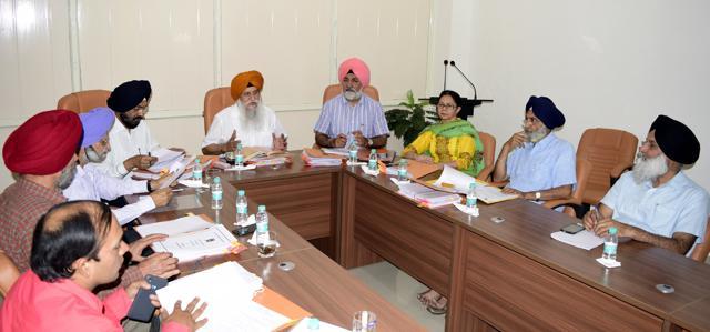 Vice chancellor Gurmohan S Walia addressing a meeting of the academic council in Amritsar on Friday. (HT Photo) Vice chancellor Gurmohan S Walia addressing a meeting of the academic council in Amritsar on Friday. (HT Photo)
